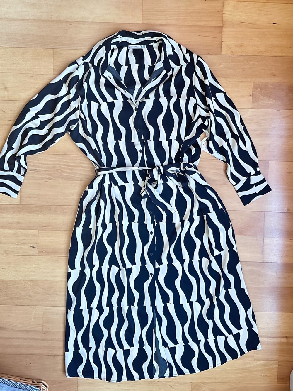 Plus Size - 1X Black and White Wave Print Button-Up Dress